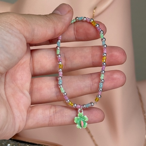 โ๏ธ๐ Pastel Beaded Kidโs Bracelet with Clover Charm โ๏ธ๐๐ซ - Picture 4 of 4